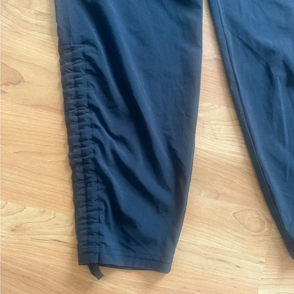 Athleta Aspire Cinch Leg Ankle Pant in Flint
Gray- 4 - Picture 4 of 7